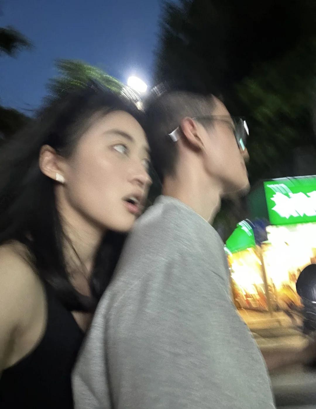 拼命存下和弟弟一起的记忆点
永远会记得这段时间
弟弟和我一起游走在街头的日子
我