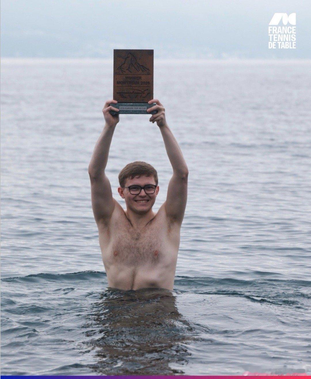 太抽象了 你俩搁这“永沐爱河”呢（bushi妮儿 这水可凉啊～ 