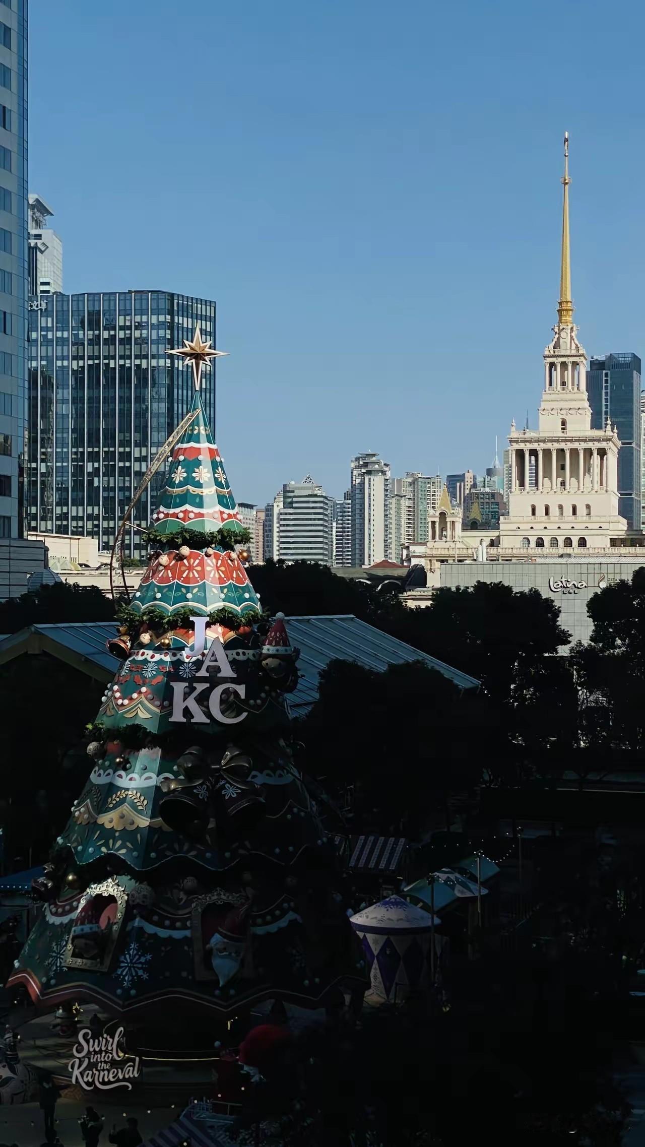 【[烟花]新世纪之2127】
距圣诞节还有十几天
上海已有不少地方
布置了巨型圣