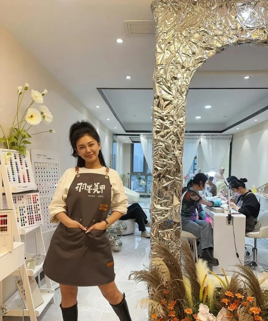 #爱情公寓秦羽墨美甲店被吐槽#《爱情公寓》里的秦羽墨开了一家美甲店，导致很多人冲