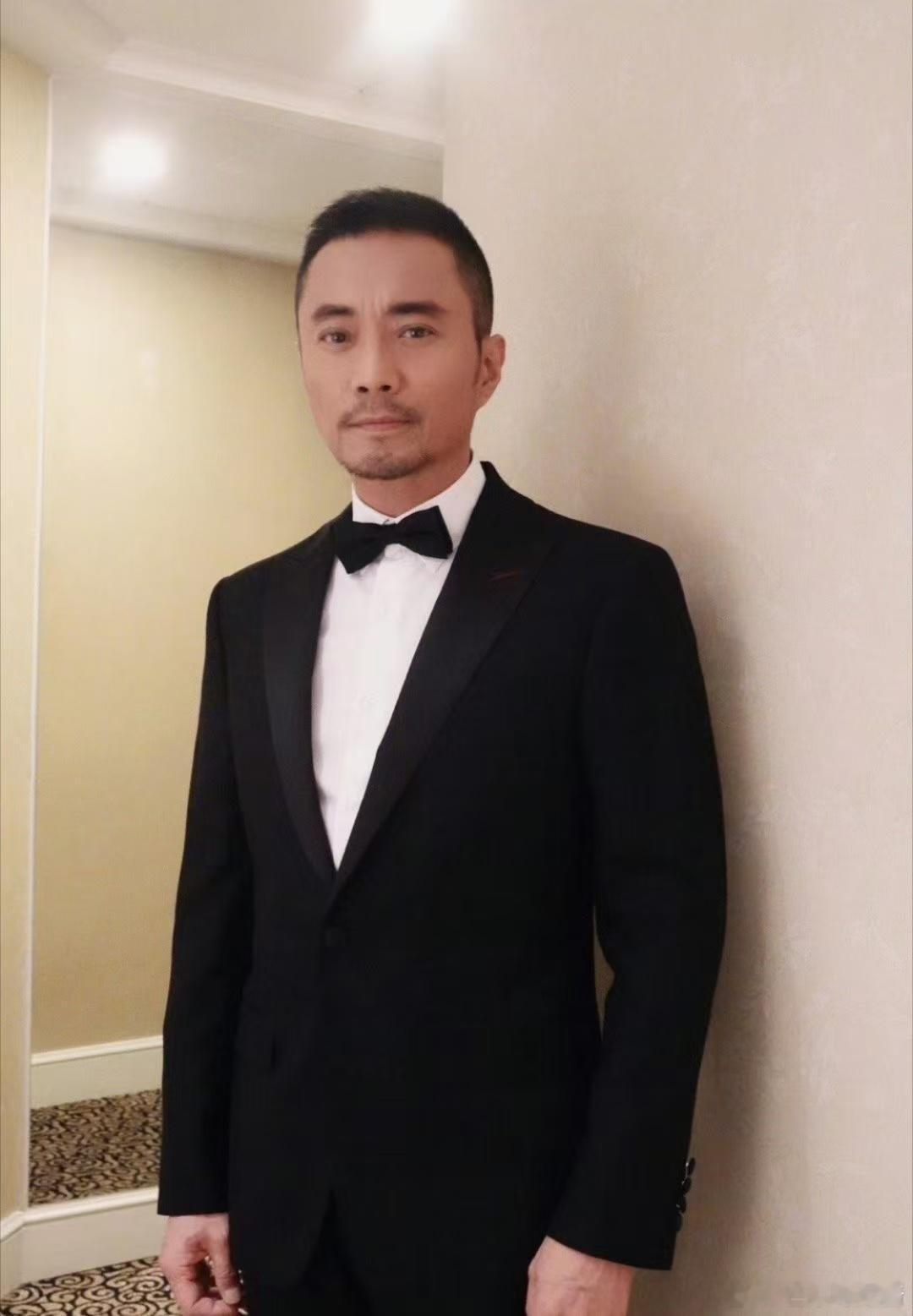 张涵予梁家辉新电影黑金对决  在《黑金对决》中，张涵予饰演的检察官王明轩勇敢追求