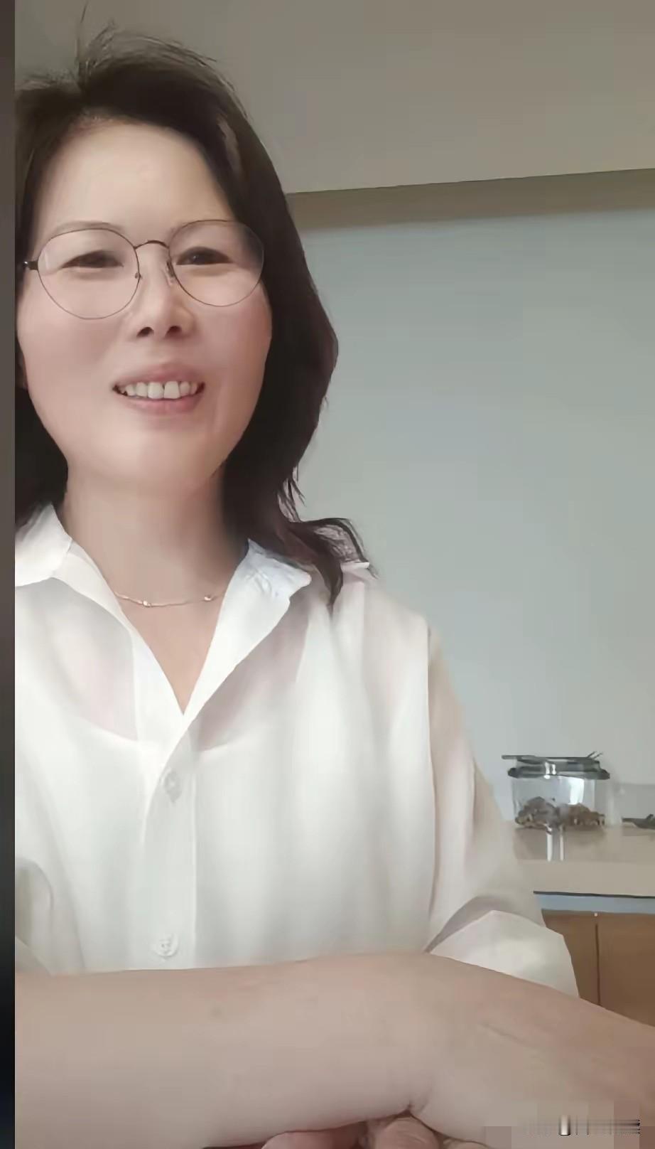 就在大家都以为马筱梅
这好几天没播也没更视频
是在休息调整自己的状态时

没想到