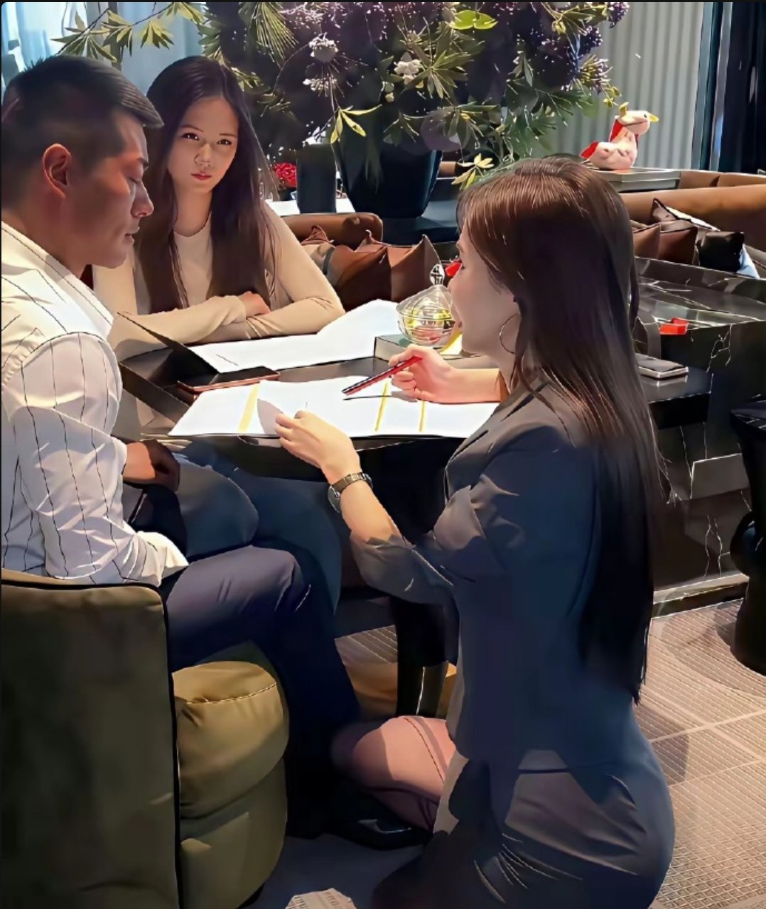 这个眼神男人已经死了 800 次了，我敢保证这单肯定签不了。 
