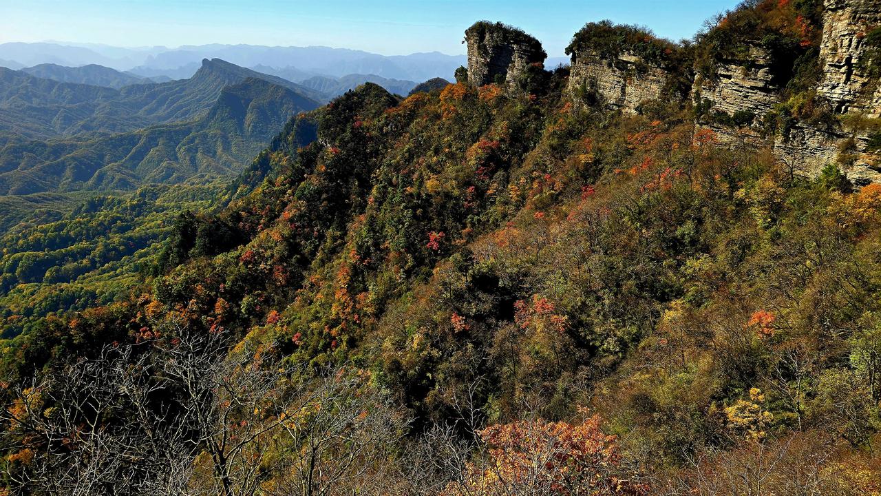 米仓山国家森林公园，地处秦巴山区，既有峰丛石林，又有岩崖景观，亦或岩溶洞穴，抬头