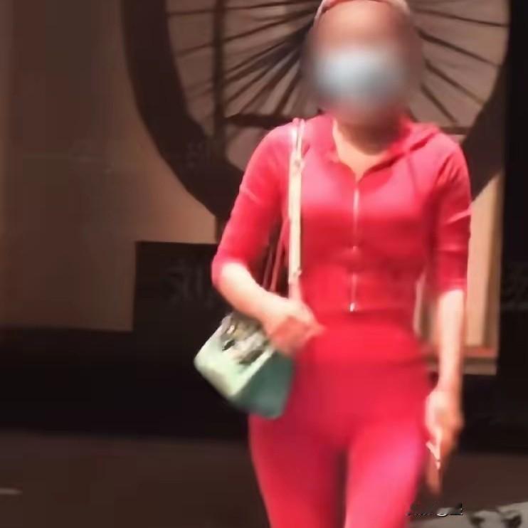 有没有实锤​不知道，但这红衣女人好像年龄偏大啊，包贝尔不会真的这么口味独特吧？