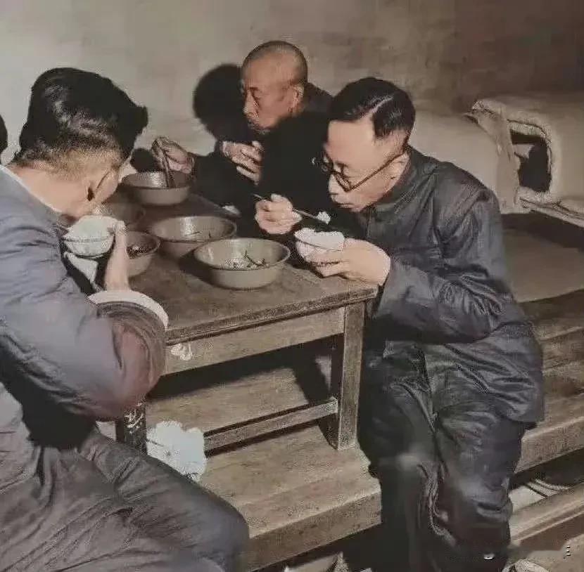 1967年溥仪去世，海外的爱新觉罗家族后裔给溥仪上庙号“宪宗”，谥号“配天同运法