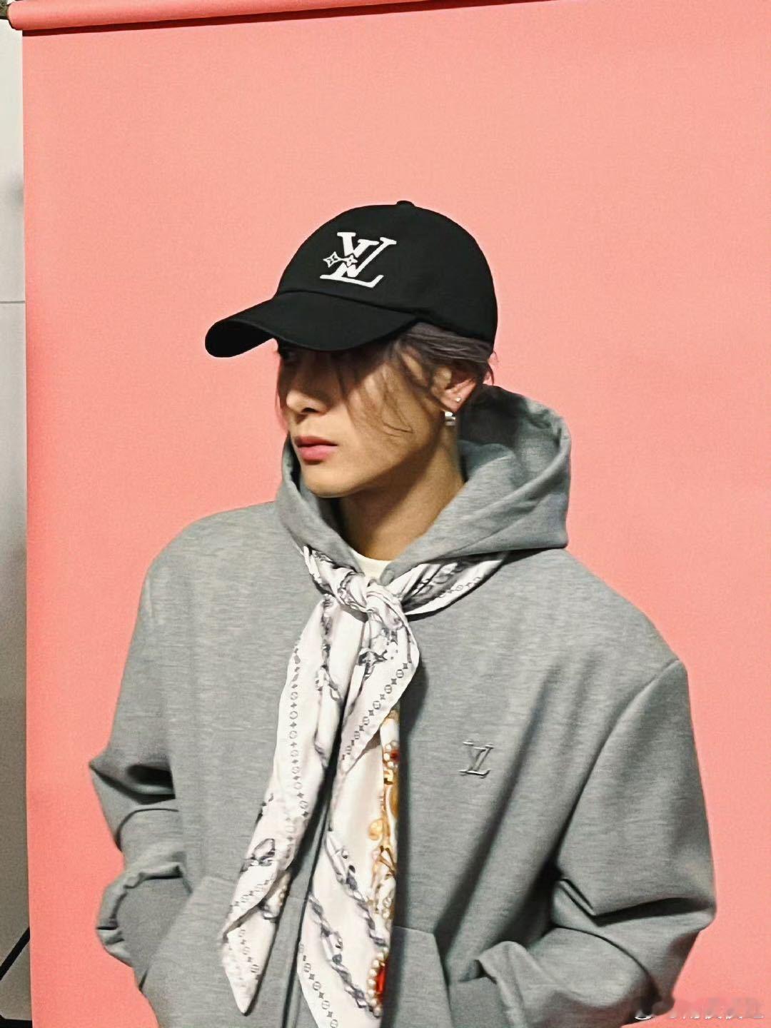 王嘉尔十无前例敬请期待真的会被王嘉尔帅哭！黑白镜头下，暗闪装与雨幕交织出绝美画面