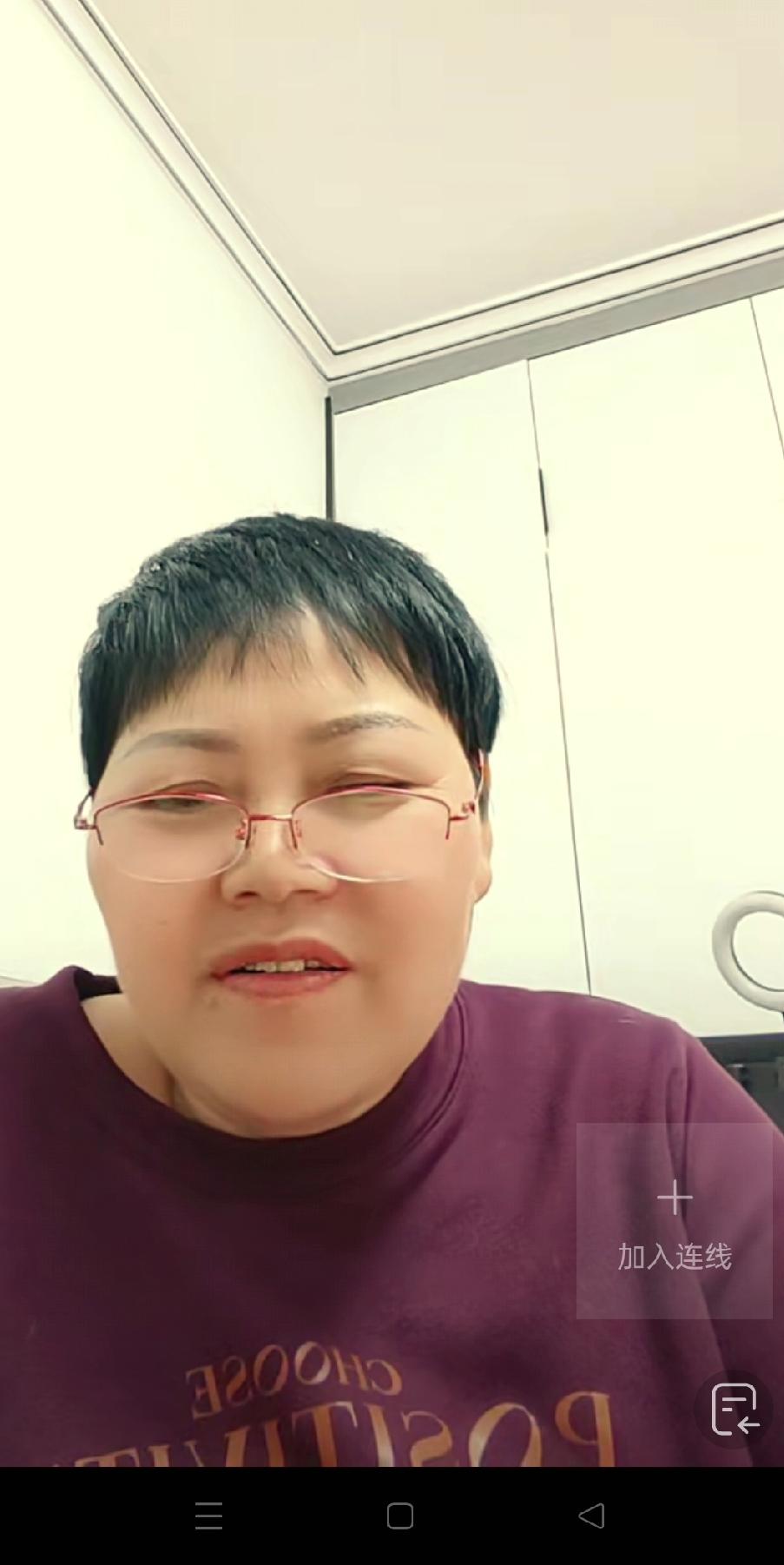 向阳花阿姨直播间里有接近3000人在线，阿姨非常自信的在跟大家聊天，虽然直播间里