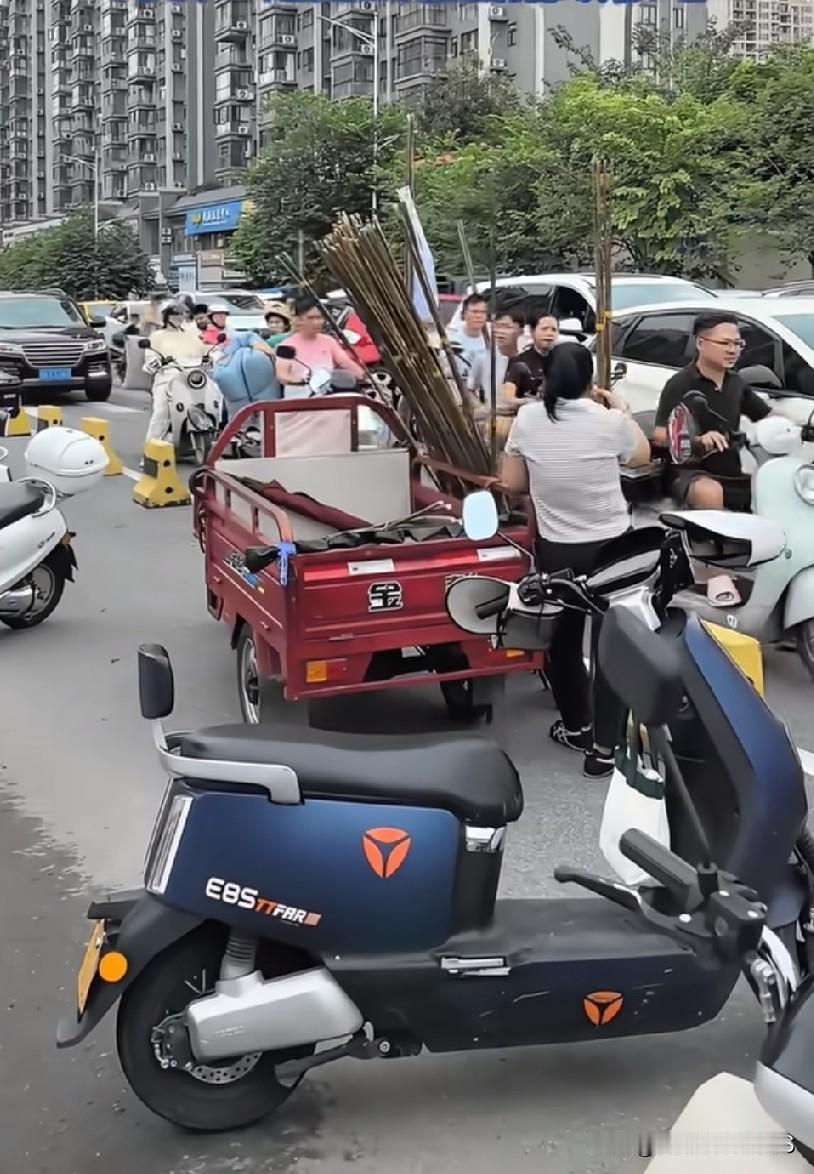 谁能看明白！广西学生开学人人手里攥着两根竹竿，路人路过满脸纳闷，还以为是什么新奇