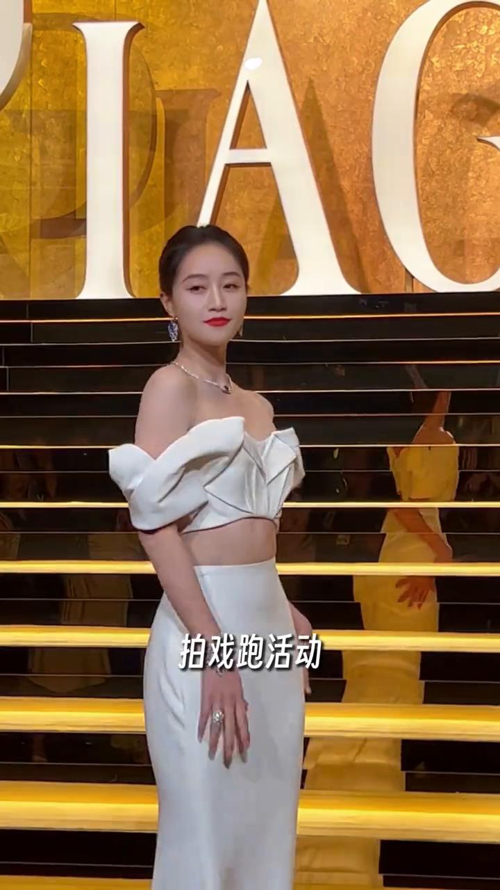 19岁从浣碧到关芝芝，34岁蓝盈莹做对了什么？
大家都知道艺人的工作不是很规律，
