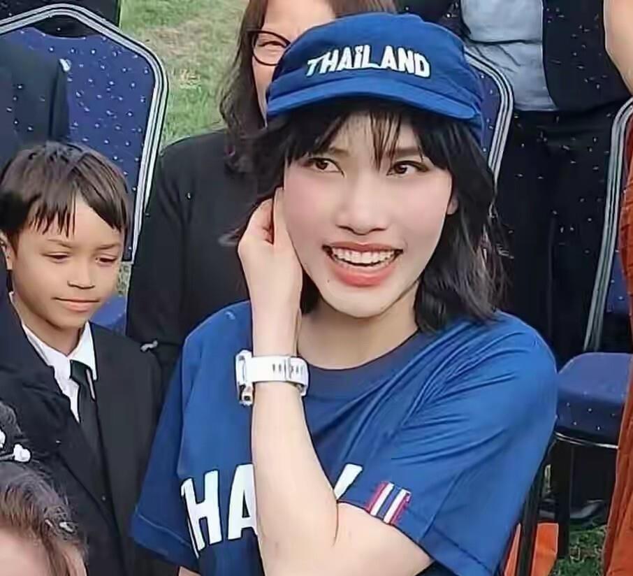 诗妮娜这次去伦敦，不是去争奇斗艳的，是去干活的。9月26号，她独自出现在伦敦佛陀