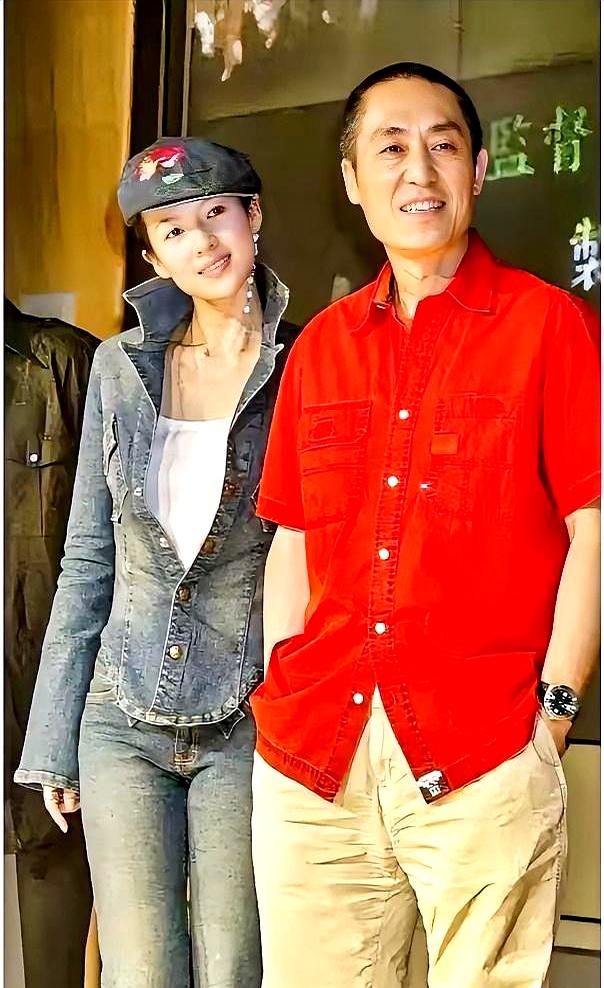 这张照片拍摄于2003年，日本东京街头，章子怡与张艺谋导演的合影。
 

那会儿