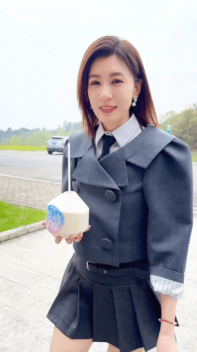 #贾静雯录怦然4闯入妈咪姐赛道##贾静雯怦然4上班路上教粉丝恋爱# 贾静雯录制《