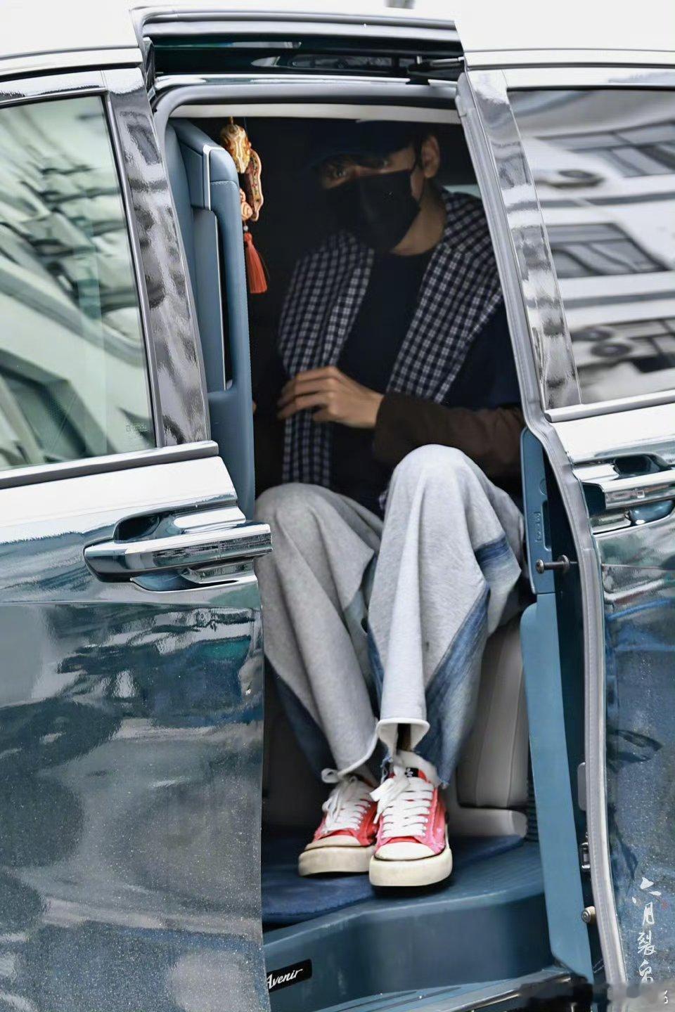 龚俊凤舞九天今天上班路透，水手服棒球帽男大风！ 