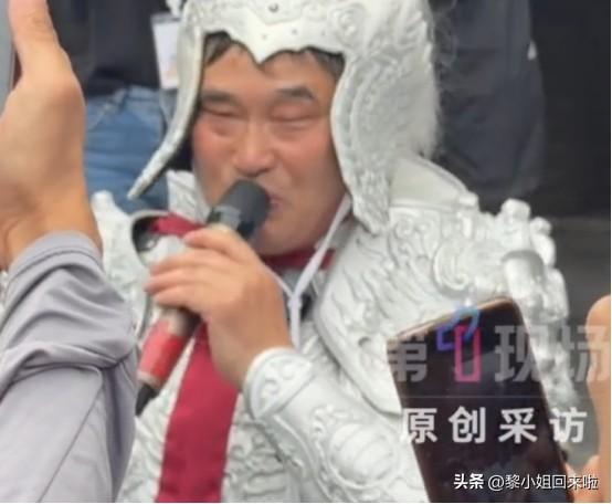 5月31日，大衣哥朱之文在山东泰安水浒影视城参加商演，因为身披银色的铠甲，所以大