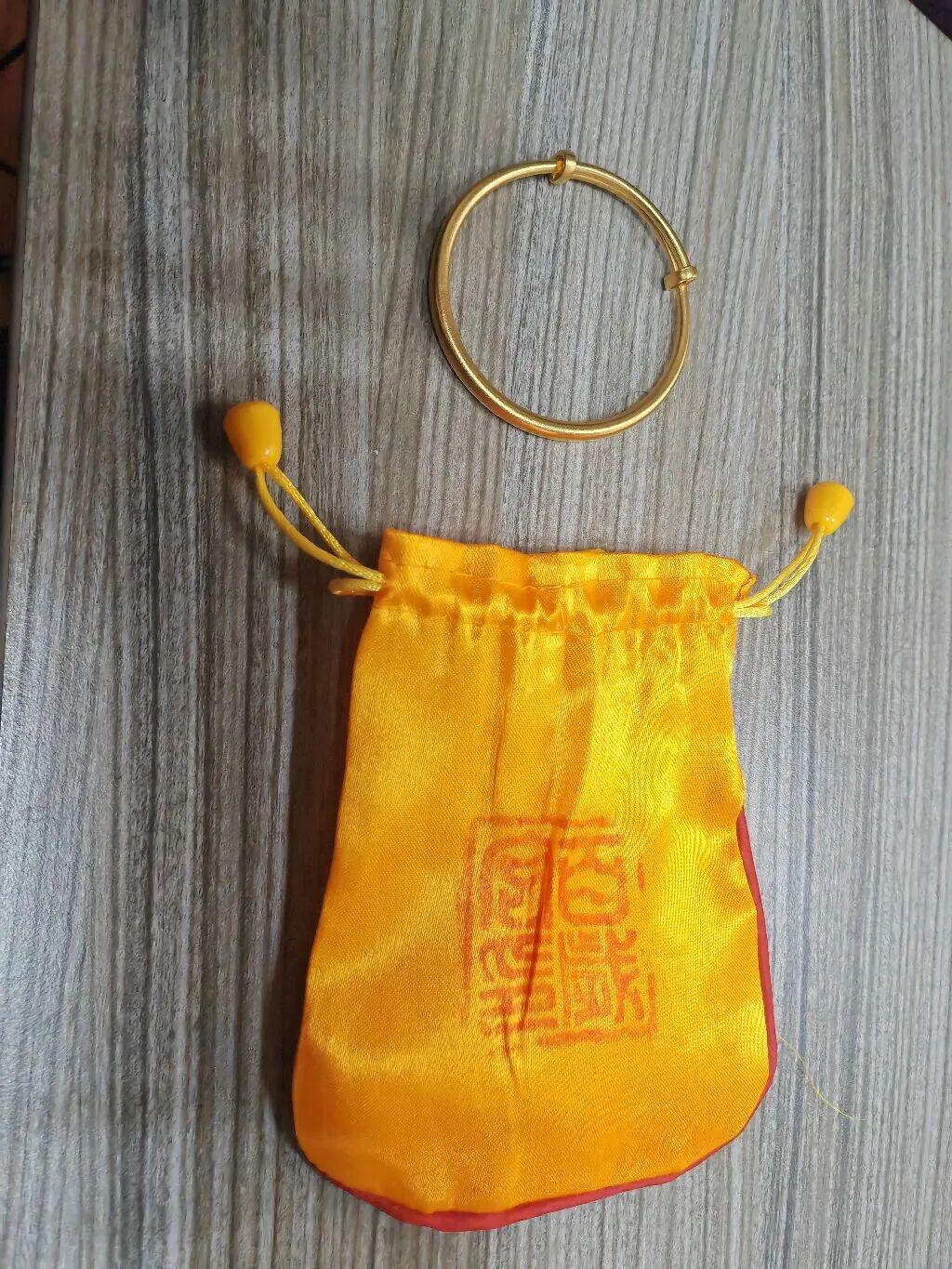 近日，浙江绍兴王女士发现家中36克金手镯被调包成“金包银”，随即报警。警方判断为