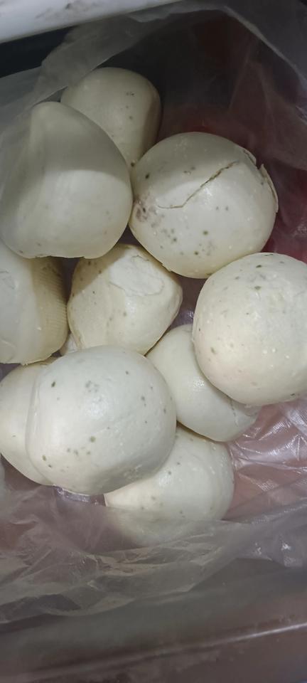 这才买三天的馒头怎么发霉了？


你们说说怎么回事呀？我和婆婆买馒头买重了，放保