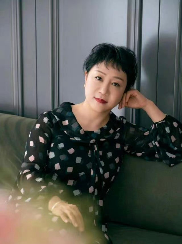 杨紫妈妈真是太有气质了，女儿和她妈妈很像呀，基因强大，她妈妈真有福[哇] ​​​