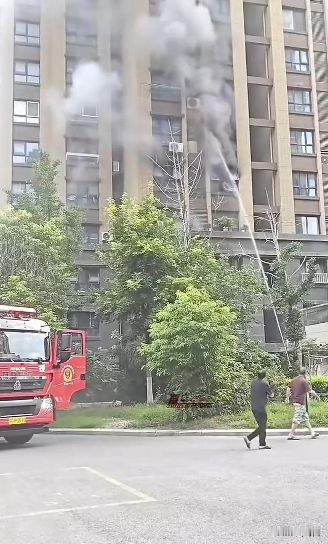 为母则刚，记连云港火灾中的妈妈，3岁女童和妈妈被困阳台外，背部只能躺在不足20厘