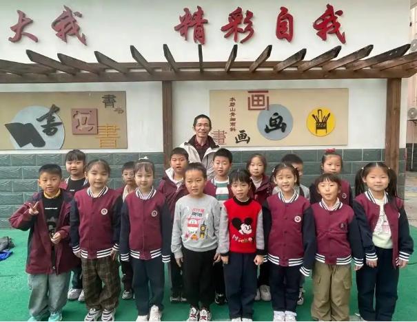 一家四口扎根“班主任”岗位41年，当别人都在逃离这个“烫手山芋”时，他们却把讲台