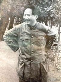 今天，是毛主席诞辰132周年
让我们再一次穿越历史云烟
一起缅怀他的丰功伟绩
向