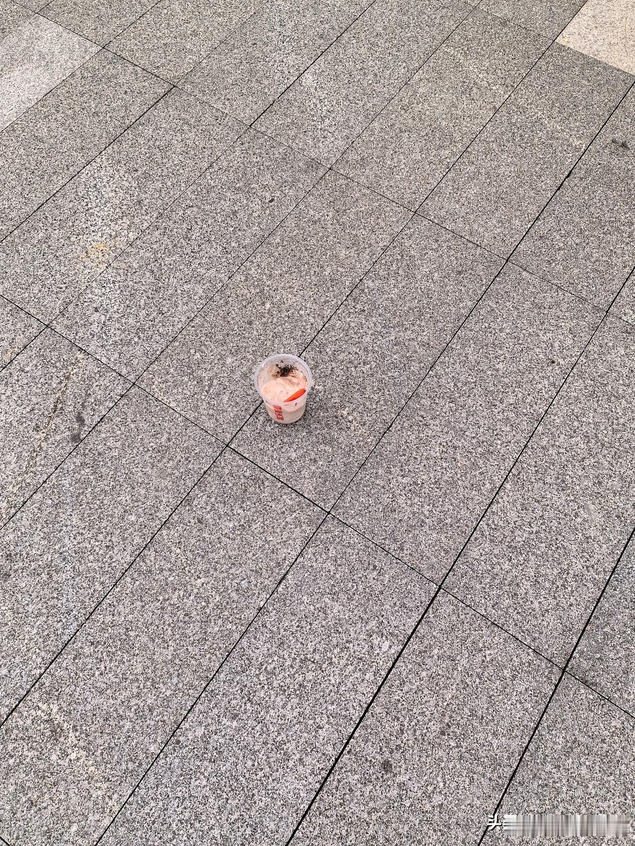 什么情况？只吃了一半就不吃了，这可是蜜雪冰城，我想吃都吃不到啊。

不知是不是冷