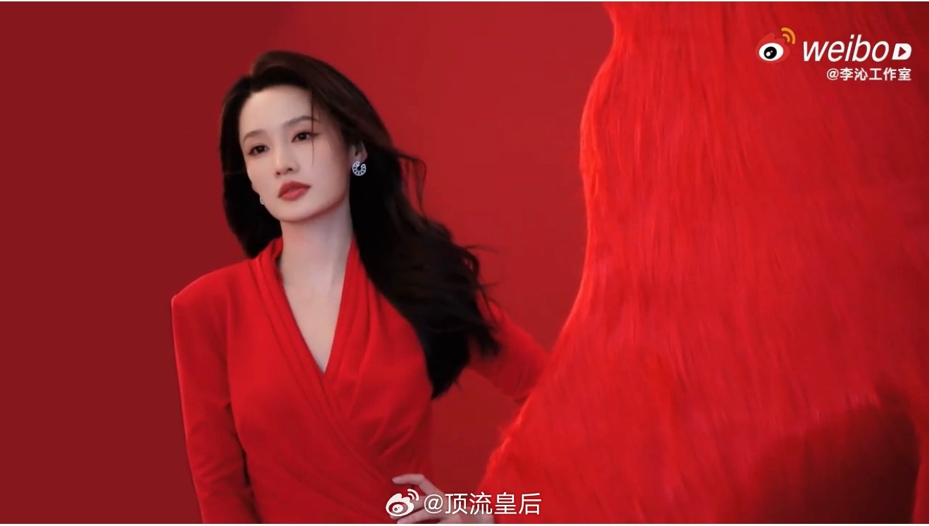 李沁好适合穿红色，喜庆又大气，很高贵。 