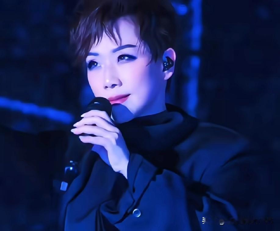 哇！林忆莲姐姐这状态也太绝了吧！
60岁眼睛神采奕奕，
整个人比年轻时还飒，
这