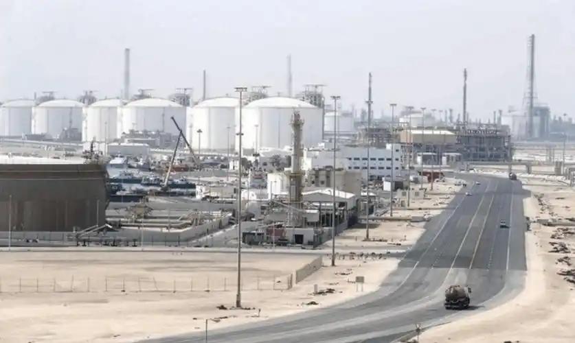 世界上最大的卡塔尔液化天然气制工厂，已被火焰吞没

3月18号这天，卡塔尔拉斯拉