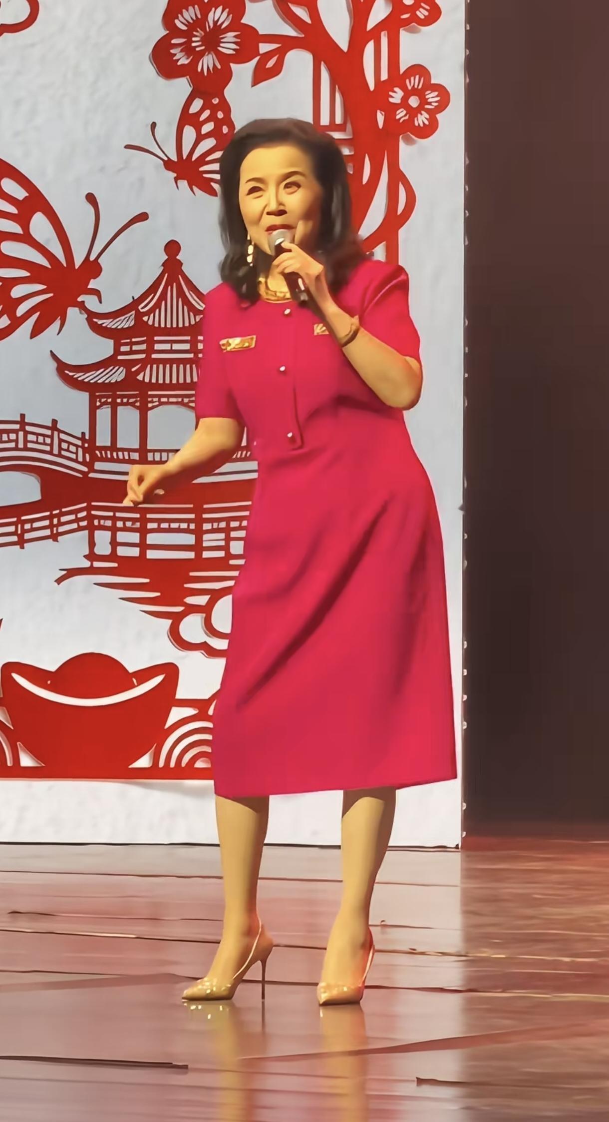 张小玲老师是邓丽君二号，唱歌🎤唱的不错。有老港台艺人的味道，哈嗲👍她出道比茅