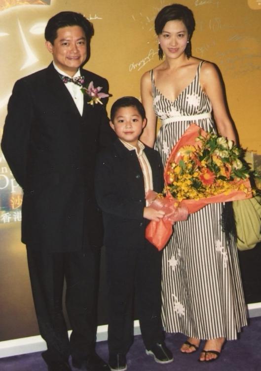 恩爱26年模范家庭一朝破碎，65岁知名歌唱家抛妻弃子，迎娶小30岁学生！

20