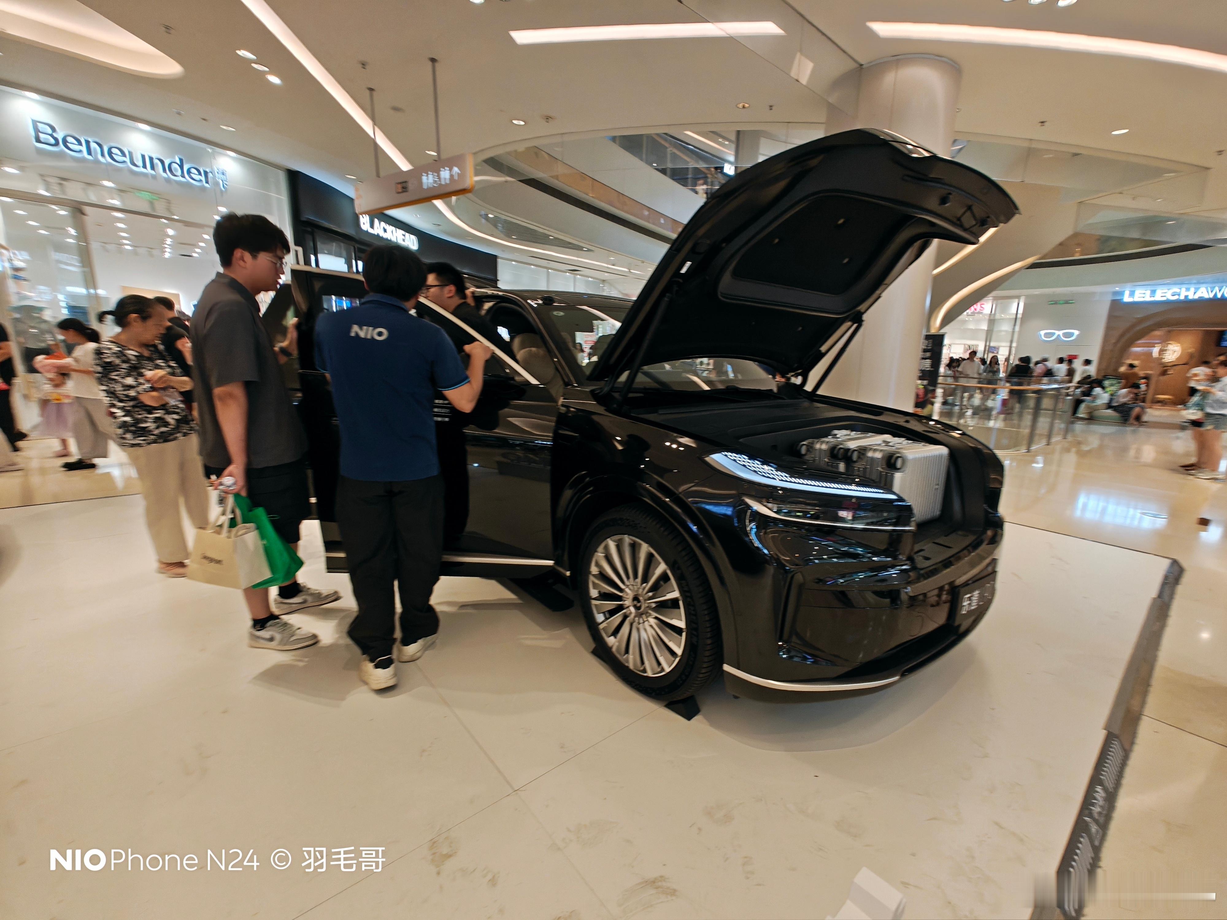 新车上市不用刻意控制展车和门店数量，不用刻意浓缩人流体现热销，就全国门店猛铺展车