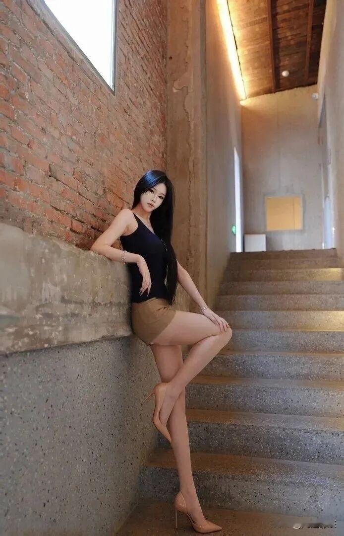 谁懂啊！水泥楼梯拍出了超模气场💥 黑背心+卡其短裤，配一双裸色高跟，腿长直接拉