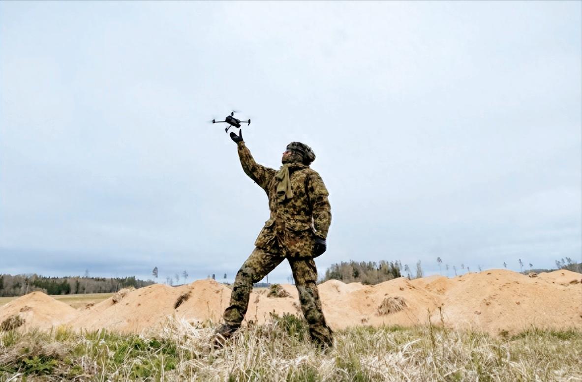 谁能想到，北约集结12国兵力搞的大型联合军演，居然被乌军小队按在地上摩擦。
 