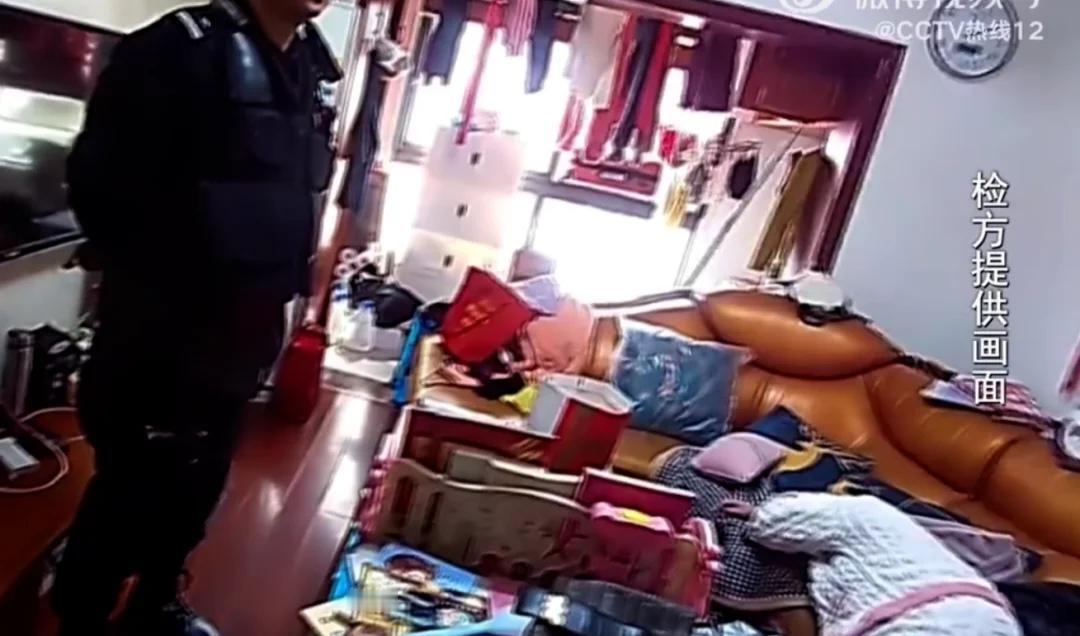 新规撑腰！邻居踹门冲进家殴打她，她挥刀反击致对方轻伤，算犯罪吗？检察院最新判定来