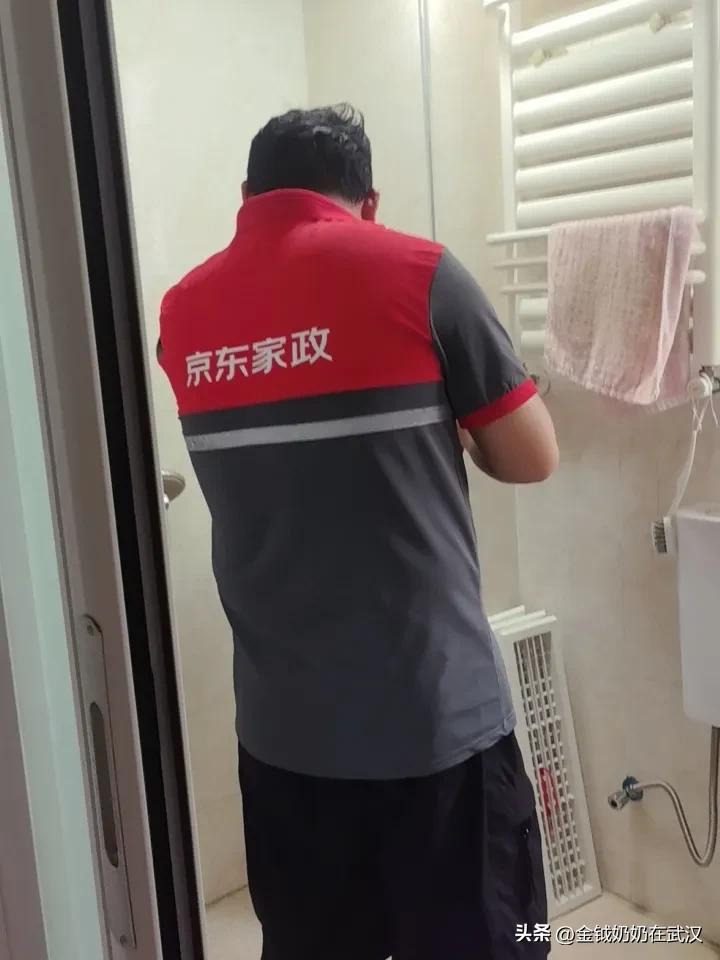 武汉今天又有雨，湿热好久了。

儿媳在某东上约了清洗空调的人员，可能是最近要清洗