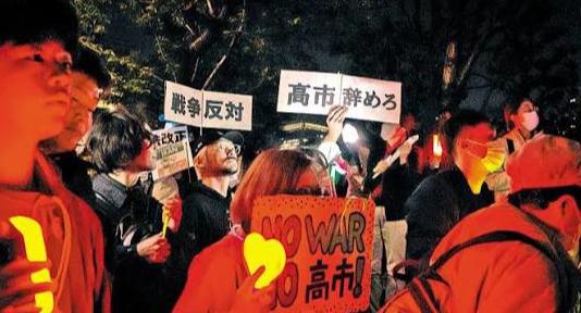 高市早苗被逼到“墙角”
 
日本爆发数十年来最大反战游行
 
5月10日，数万日