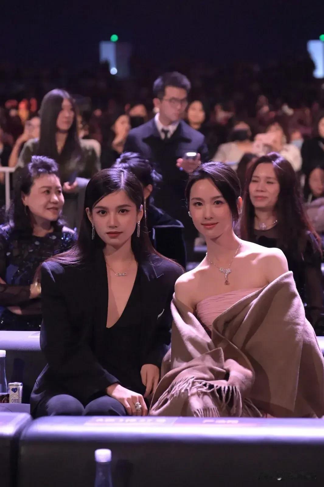 两个人都挺漂亮的！只可惜左边的脖子短了一点，少了很多冷艳气质。女生脖子的长短和颜
