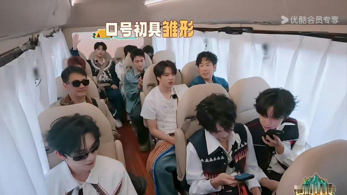 一车安全带全是P上去的……太没安全意识了，不管大车小车，前排后排，都养成习惯吧。
