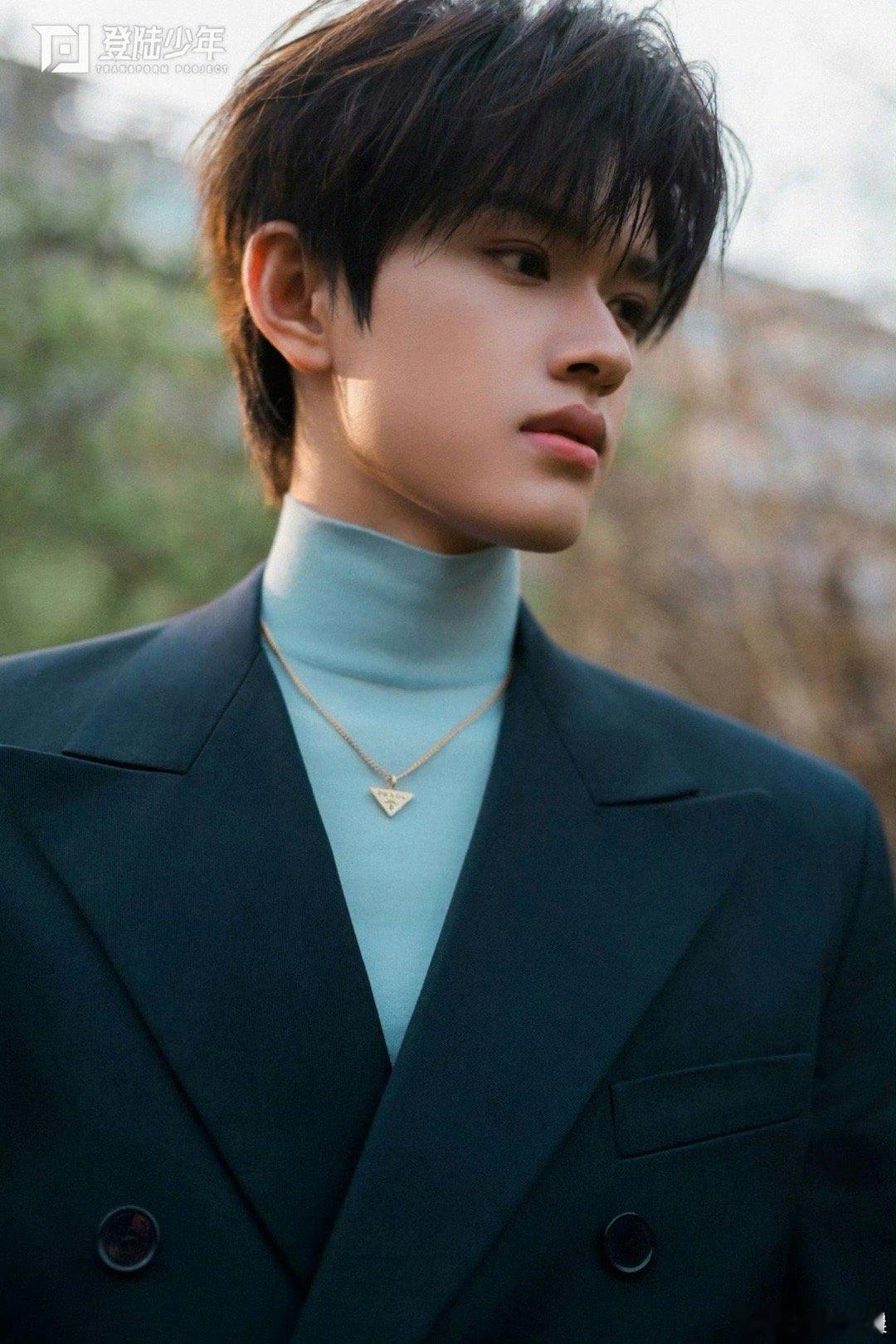 张极出席Prada米兰时装秀 张极亮相时装秀，矜贵气质拉满，少年与高奢适配度满分