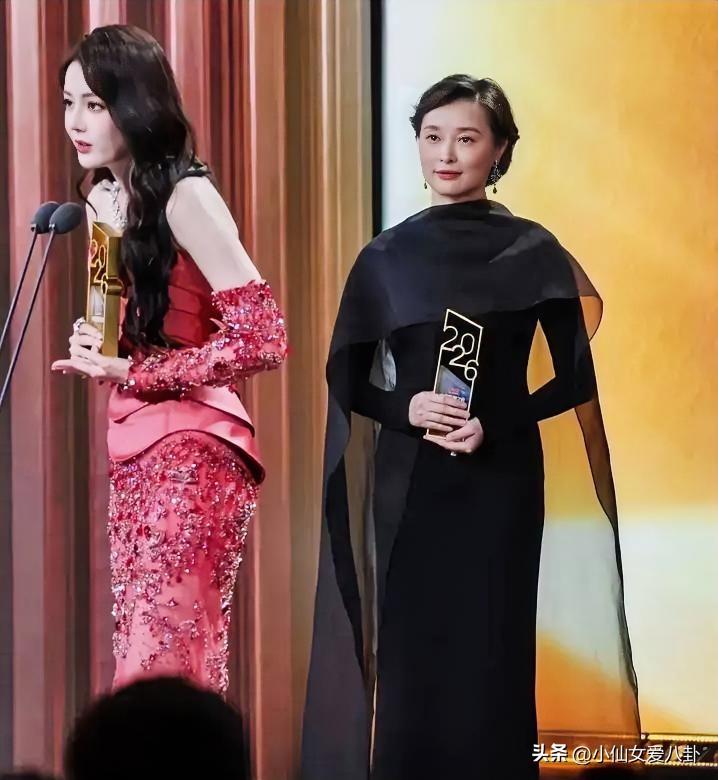 气质这东西真的说不准
迪丽热巴是个例子
一个33岁，一个54岁，明明迪丽热巴更漂