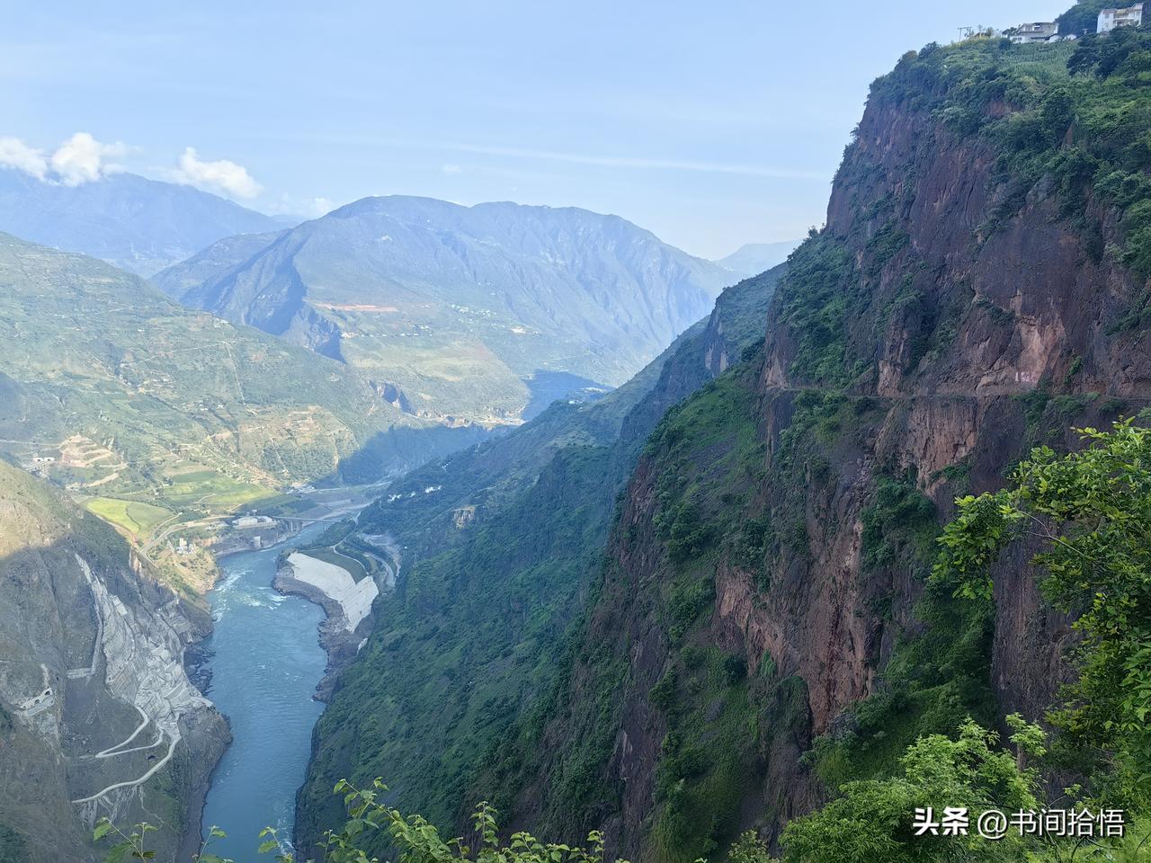 一位隐世不出的老道士说：
“一层炼己，止语，不向凡尘诉苦。二层炼精，遇浊气秽物，