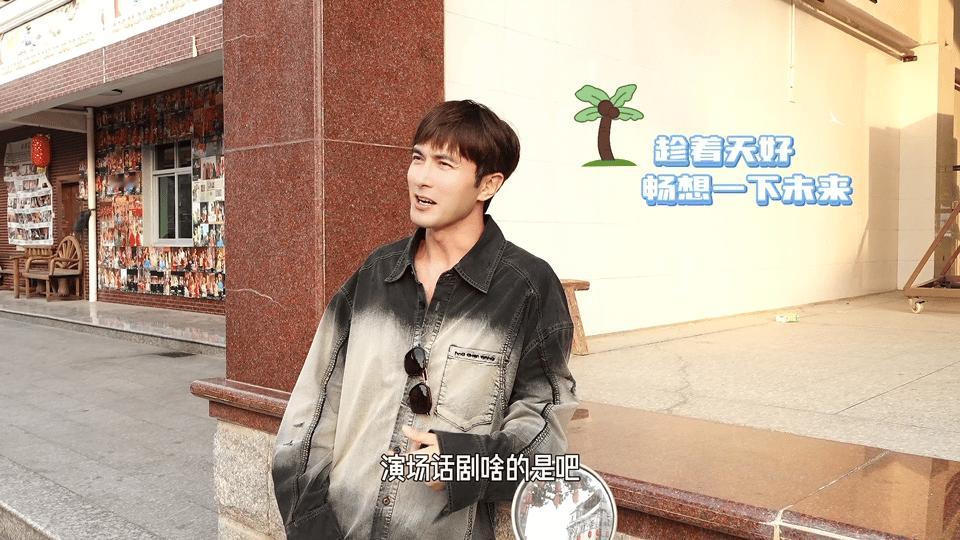 深情的高伟光知道光在哪 高伟光把泉州vlog拍成了诗！他漫步在洒满阳光的小巷，偶