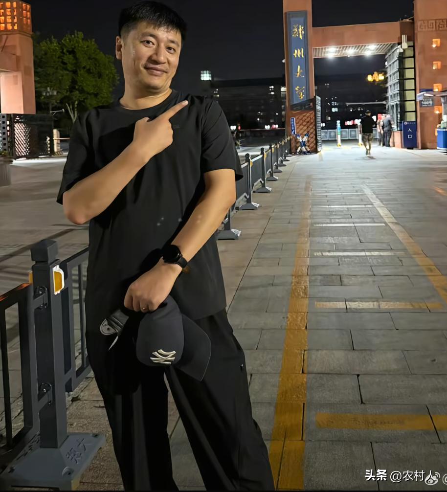 张雪峰老师作为从底层家庭走出来的东北孩子，他一路走来真的非常不容易。是一位很有社