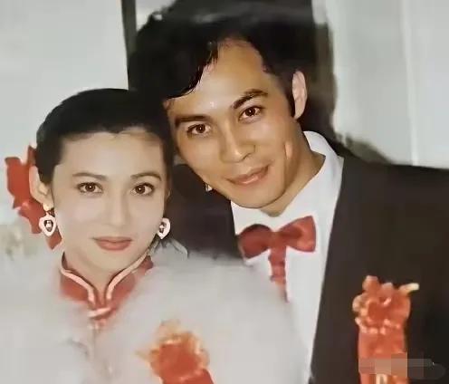 这是张光北老师和陈炜老师结婚时的照片，张光北那时候真的好帅呀一头乌黑的浓发，陈炜