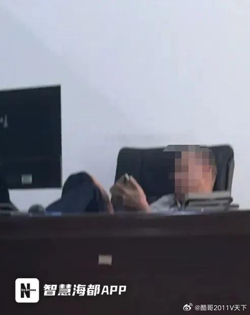 微博知名博主 税务局工作人员谢某在工作期间使用手机观看游戏视频，工作作风散漫，造