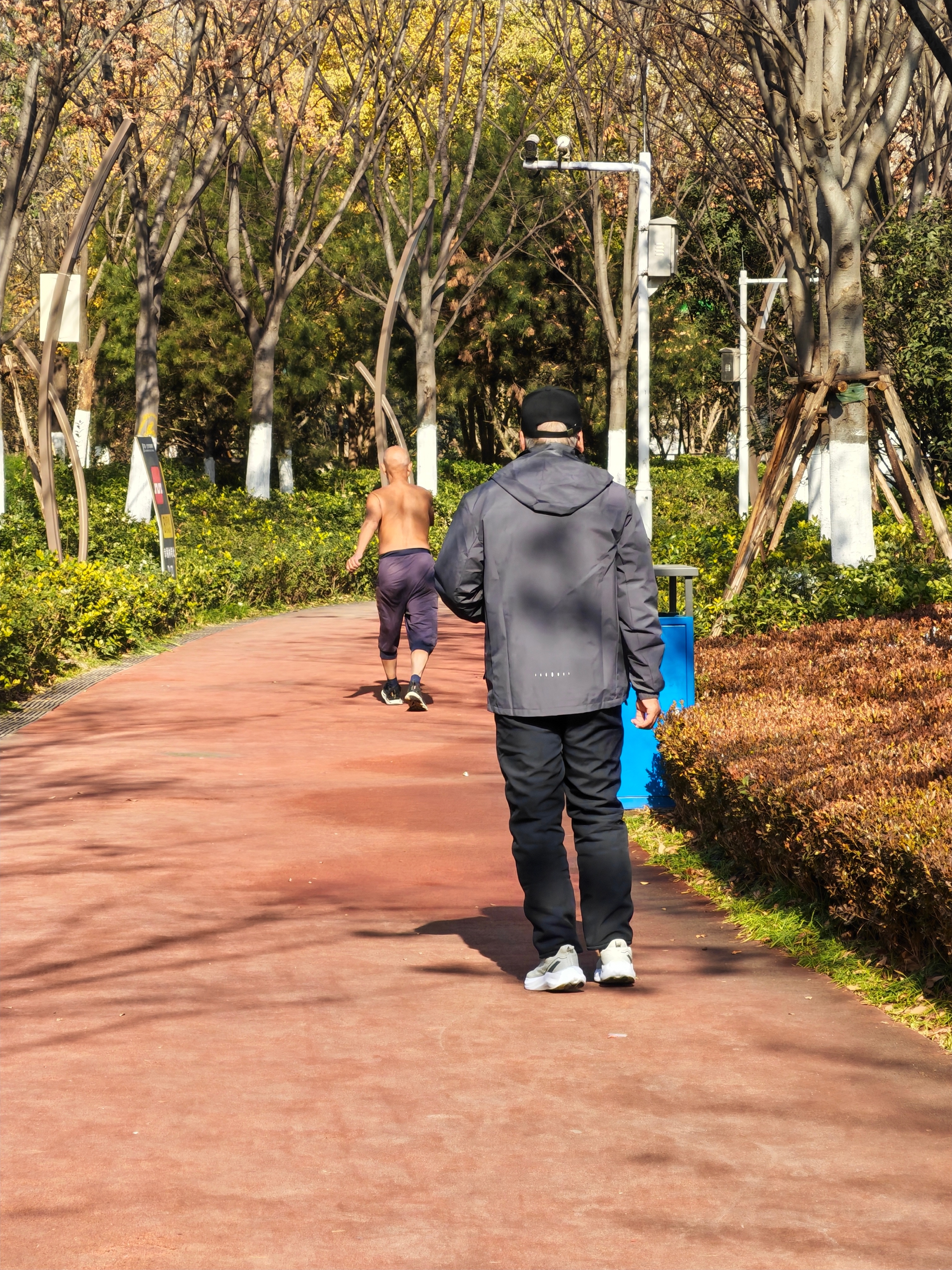 你大爷就是你大爷，西安这么冷的天，光着膀子、挽起裤子在运动，这身体真棒。