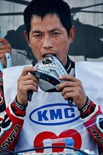 牙哥张继星，是张雪的伯乐，没有他就没有张雪机车，他说，我跟张雪一样，都憋着一口气