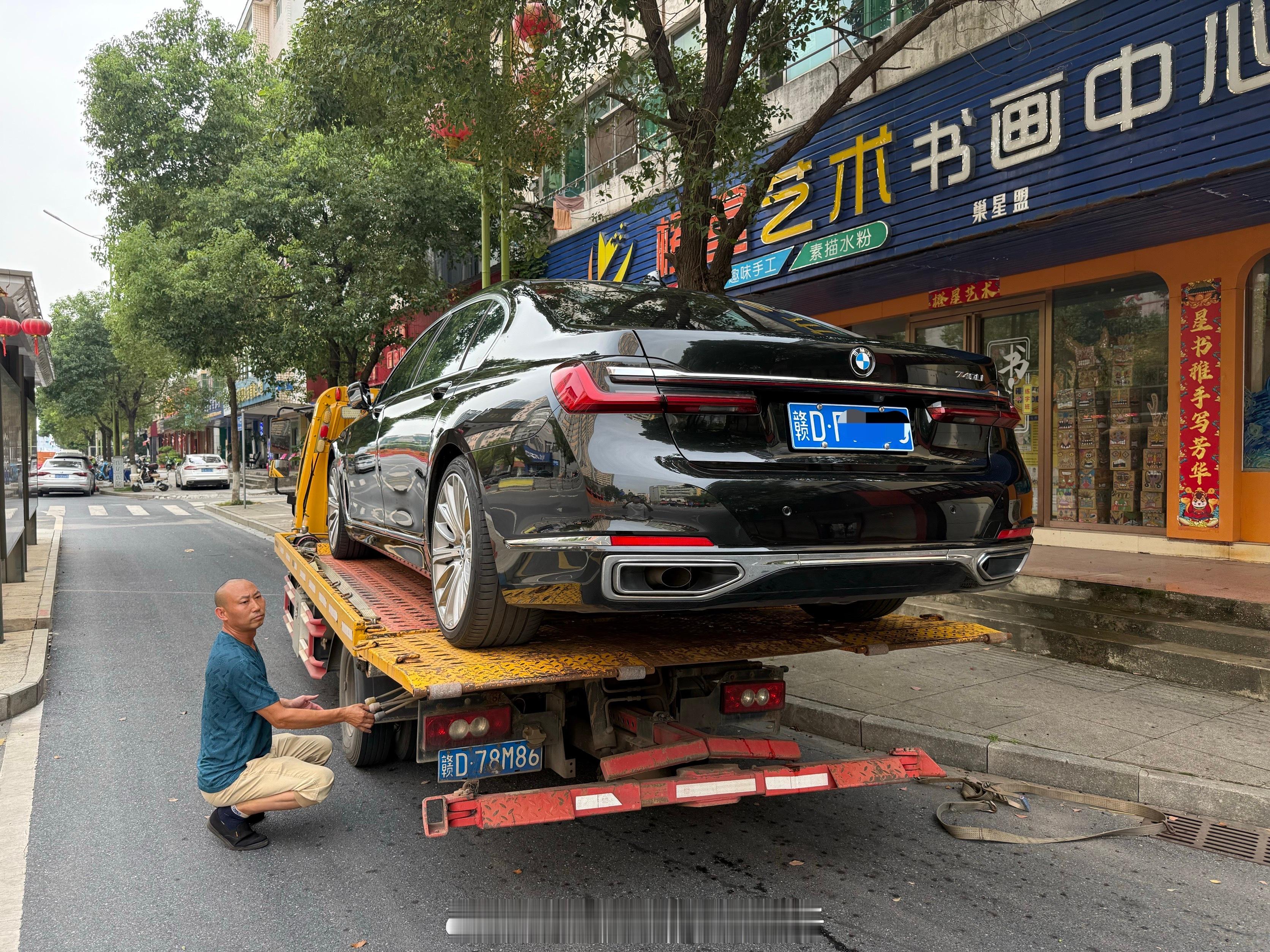 赚了个A股手续费[晕][晕]这行情，不如睡觉。20多万的极品740都赚不到钱，还