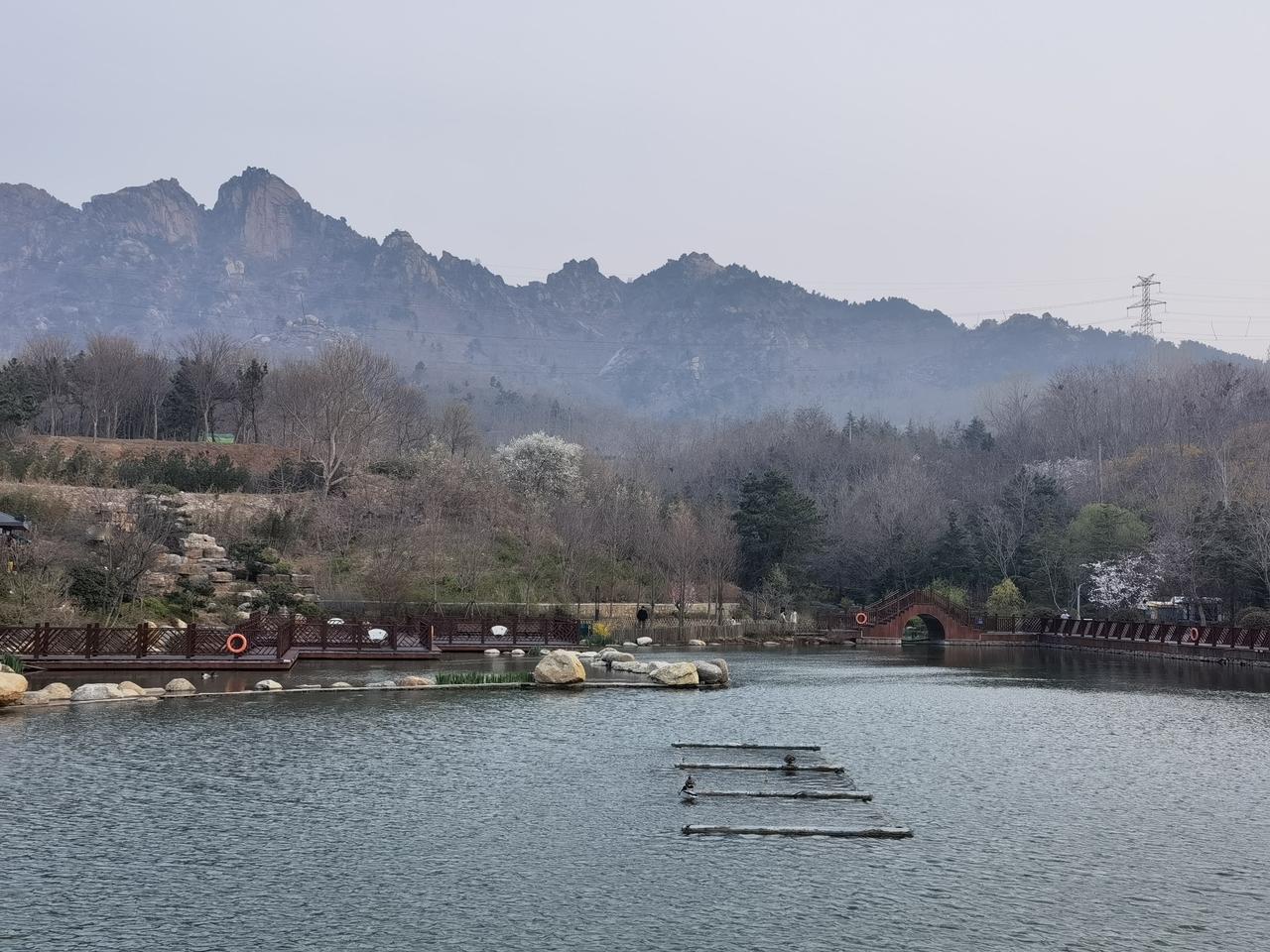 今天单位培训，请来三位上级领导授课，刚好分别姓孙、刘、曹。
主持人挨个介绍完，台